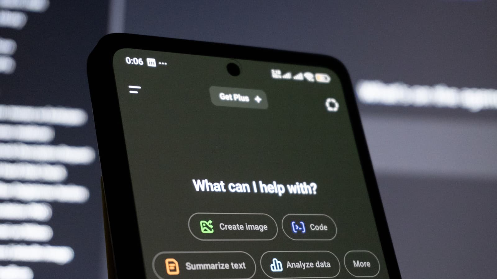 Pantalla de teléfono mostrando la interfaz de un chatbot de inteligencia artificial respondiendo preguntas, ejemplo de motor de respuestas para AEO