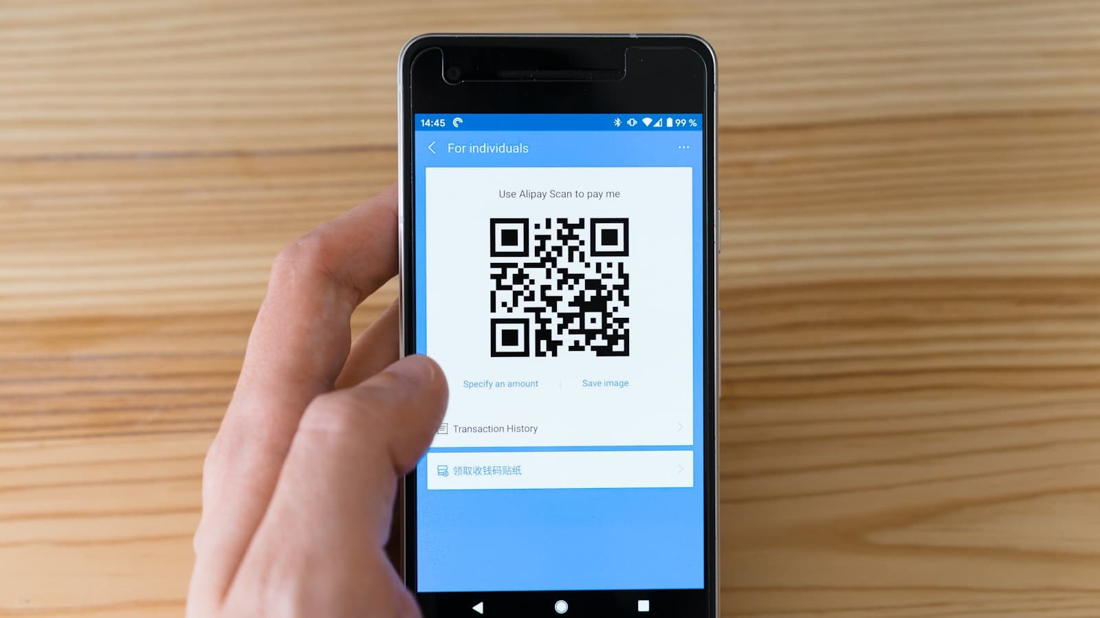 Teléfono móvil mostrando un código QR en pantalla, ideal para invitar a clientes a dejar reseñas en Google
