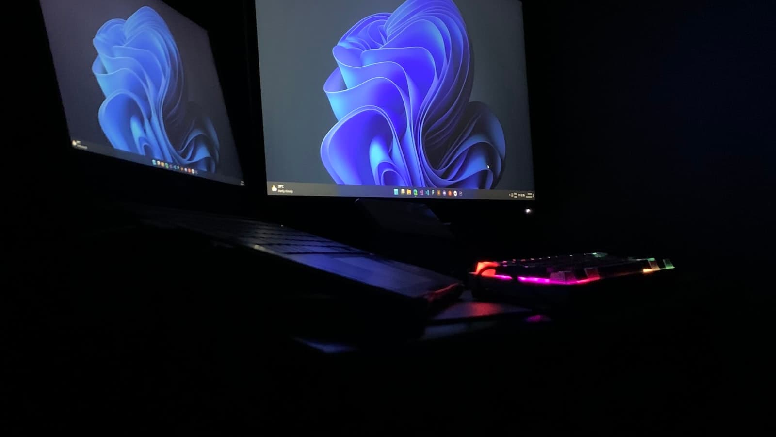 Laptop sobre un escritorio minimalista listo para diseñar la página web de un negocio