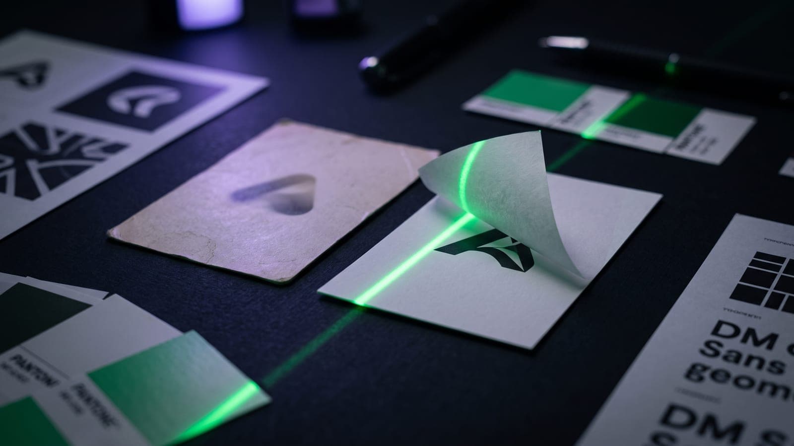 Tarjeta envejecida con logo desvanecido frente a una tarjeta nueva cuyo papel protector se levanta y revela un logotipo nítido: cuánto cuesta un rebranding en México