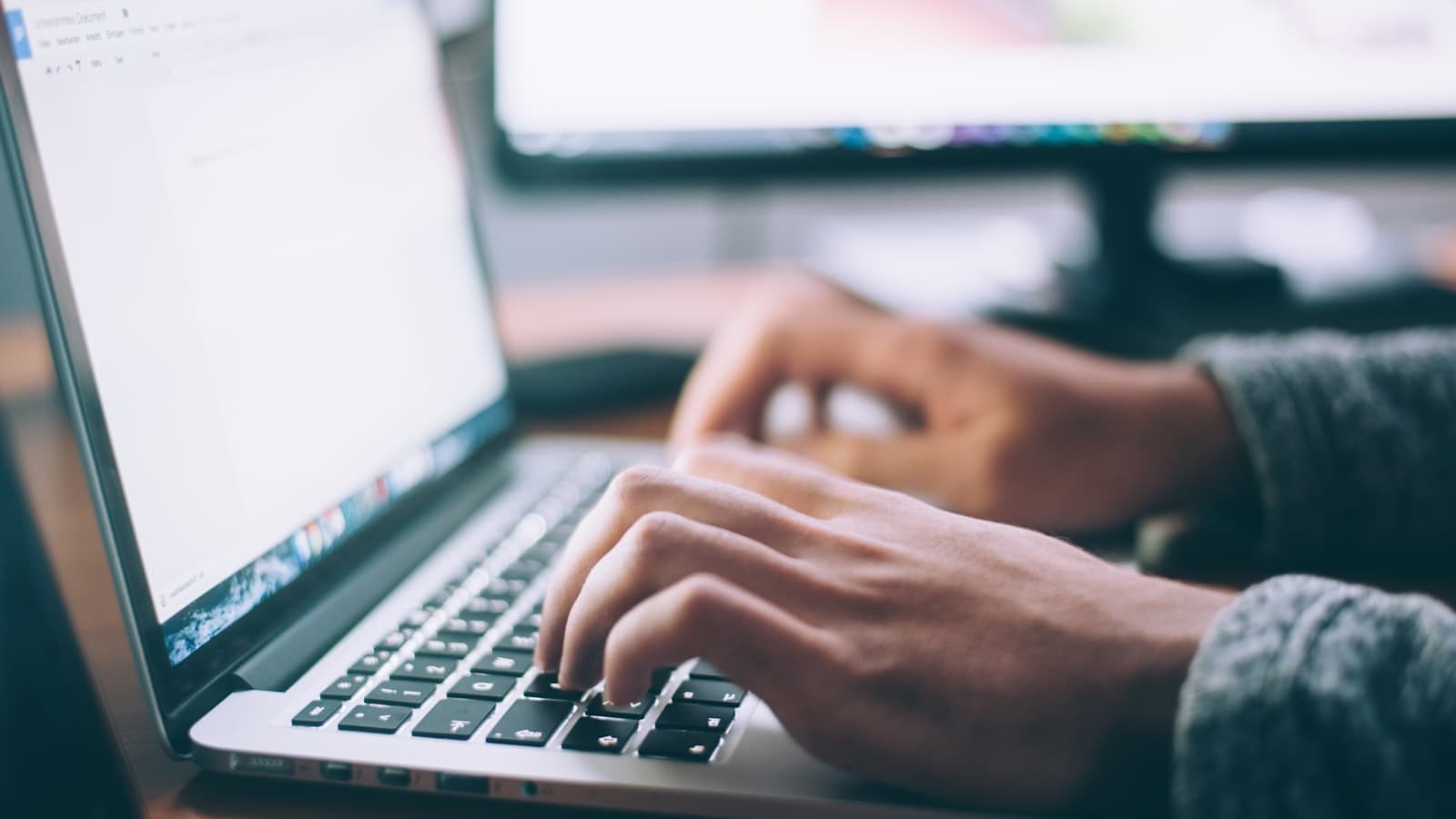 Profesional escribiendo contenidos B2B en una laptop con un café al lado
