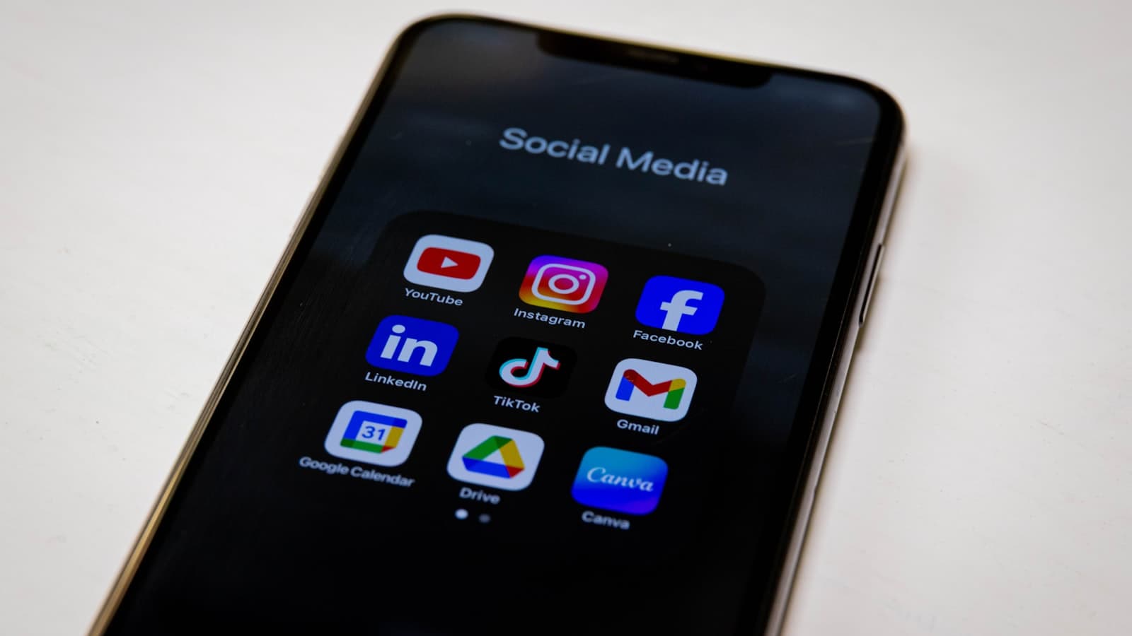 Pantalla de un smartphone mostrando íconos de redes sociales como Instagram, ideal para entender el algoritmo en negocios