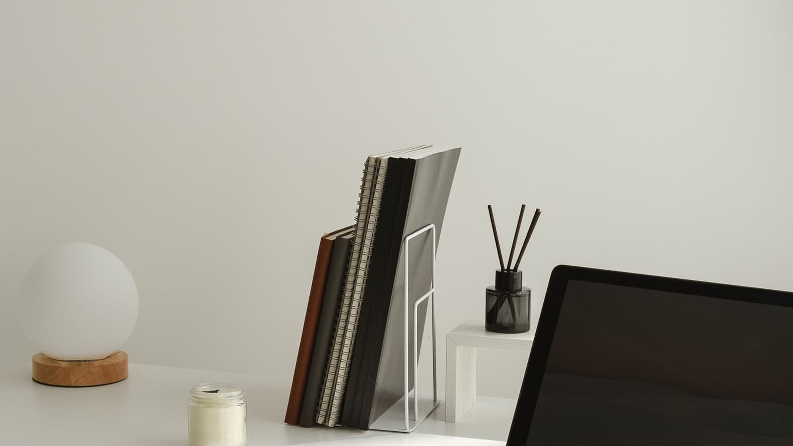 Escritorio minimalista de diseñador con laptop y accesorios, herramientas de trabajo profesional frente a soluciones rápidas como Canva