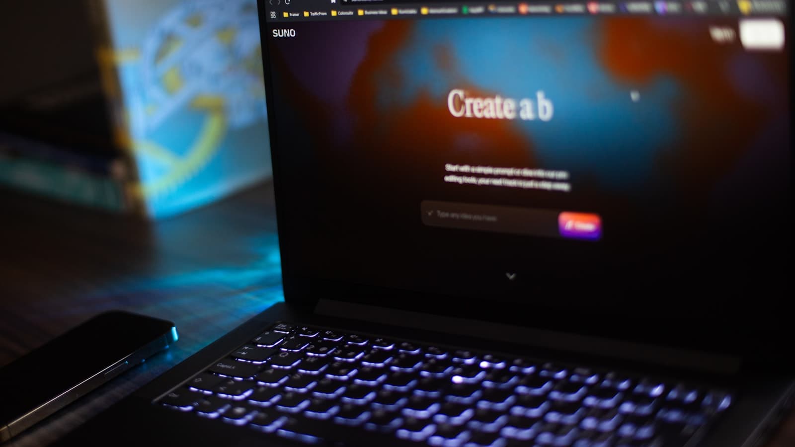 Pantalla de laptop mostrando un prompt escrito en una herramienta de inteligencia artificial para tareas de negocio