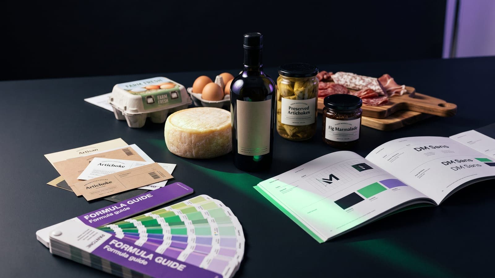 Bodegón gourmet con cartón de huevos, queso artesanal, conservas en frasco y tabla de embutidos junto a etiquetas kraft y un manual de marca: los alimentos que cubre la clase 29 de Niza