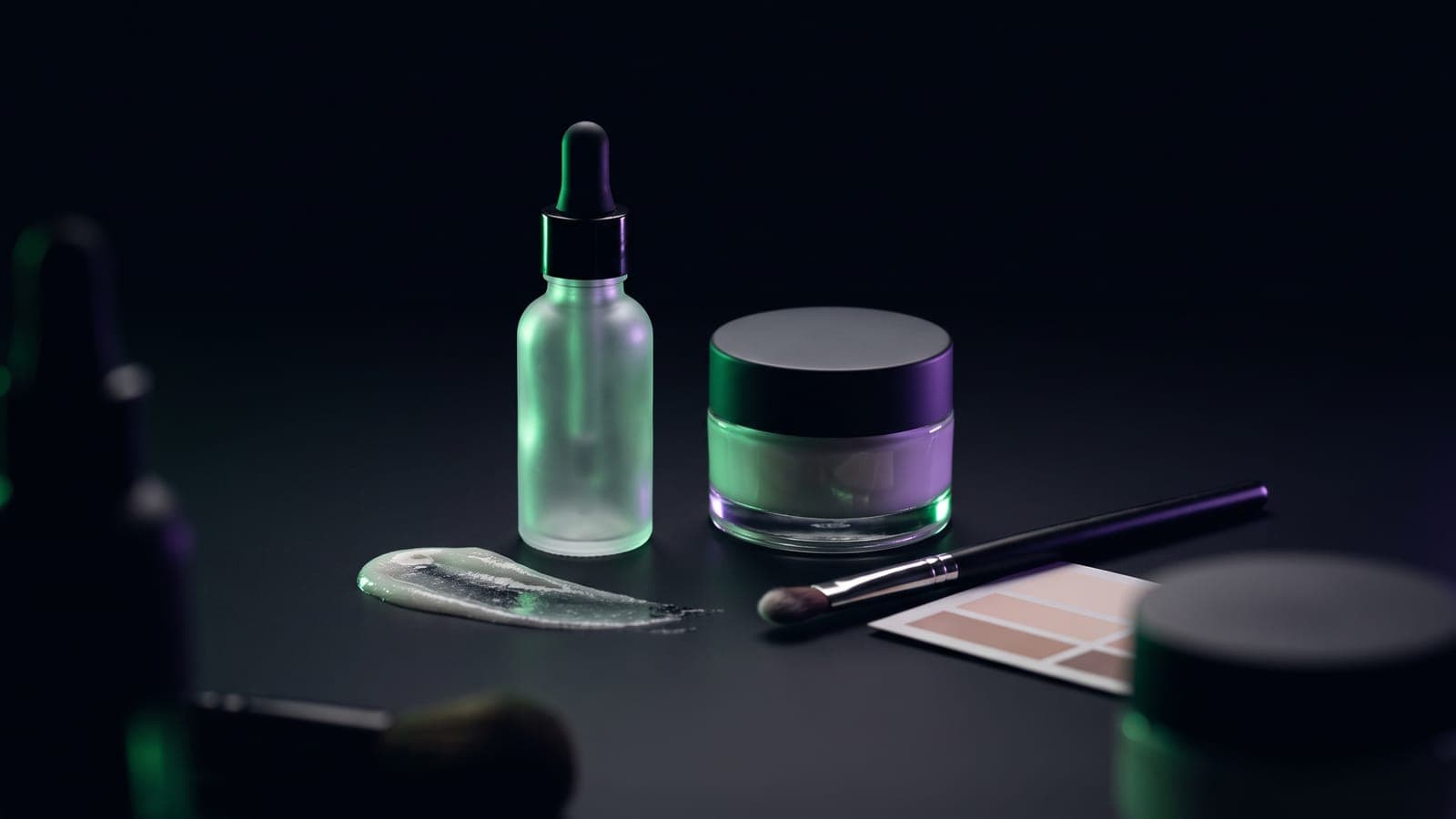 Frasco gotero de vidrio esmerilado y tarro de crema con reflejos verdes y violetas, junto a una brocha y muestras de tono piel: cosméticos y belleza de la clase 3 de Niza en clave oscura
