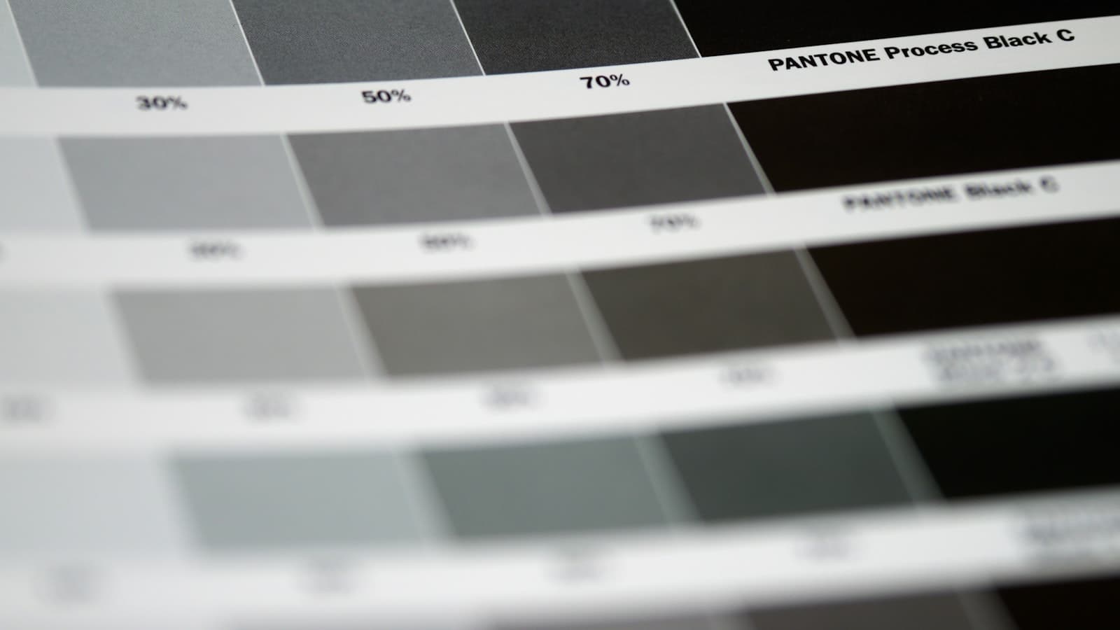 Muestrario de colores Pantone en primer plano para elegir la paleta de marca de un negocio