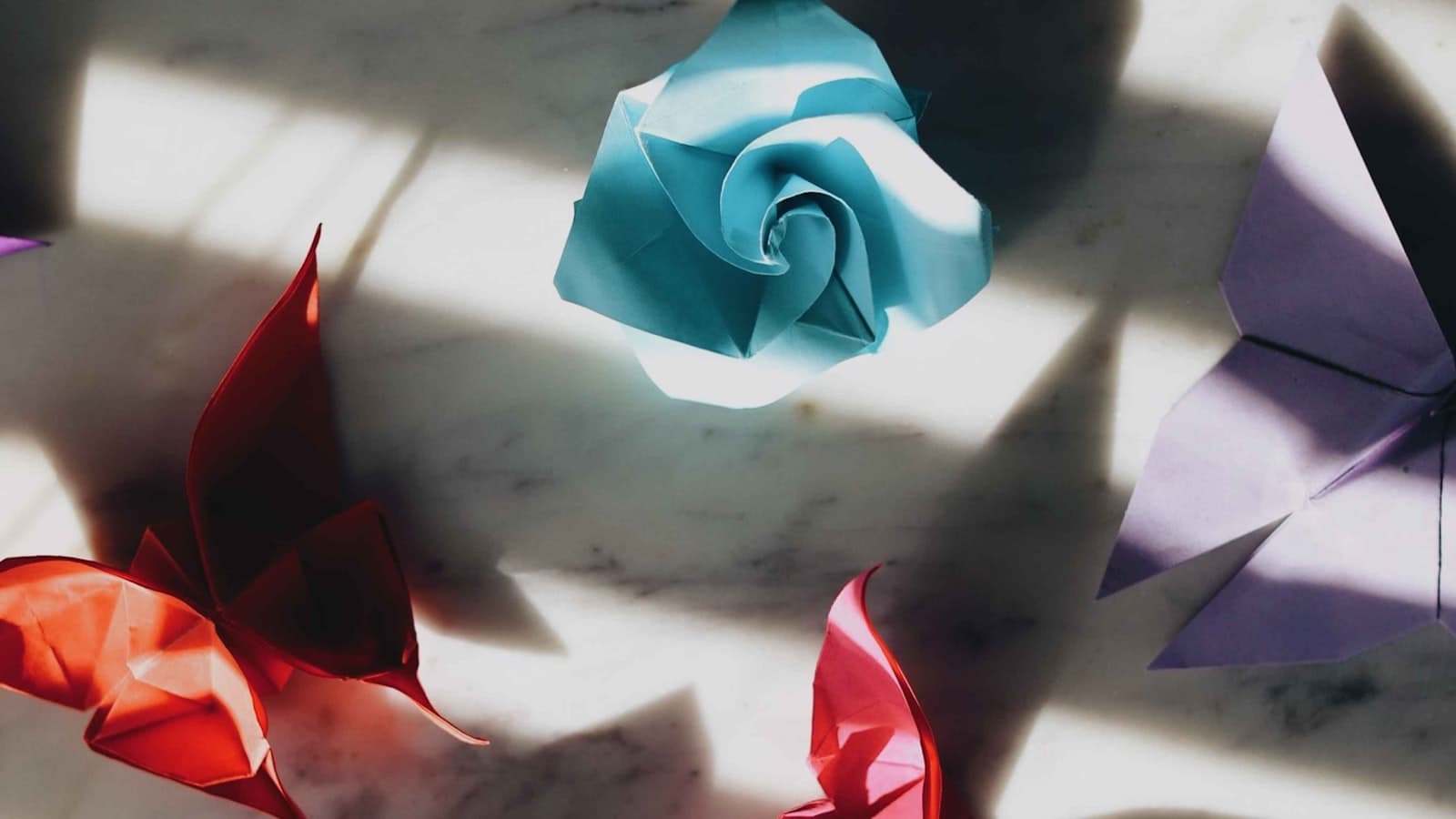 Barquito de papel rojo que destaca entre barquitos blancos, símbolo de diferenciarse de la competencia