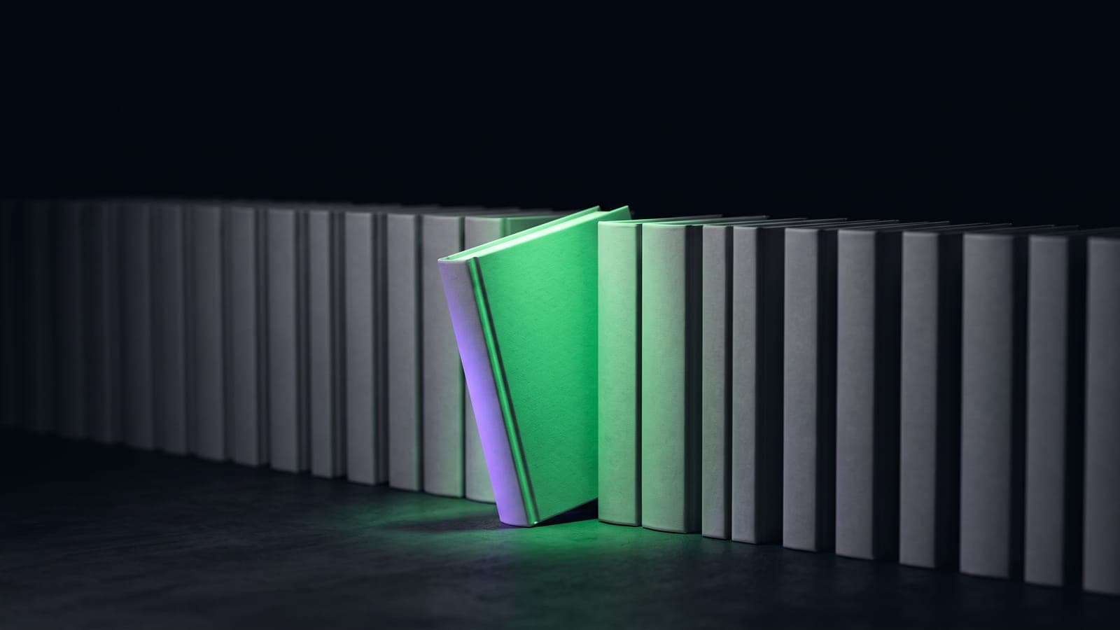 Libro verde brillante sobresaliendo de una fila de libros grises idénticos, metáfora visual de diferenciarse de la competencia