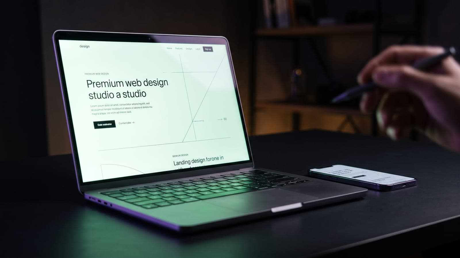 MacBook mostrando una landing page limpia con botones de CTA junto a un smartphone con la versión móvil de la misma página: cuánto cuesta una landing page en México