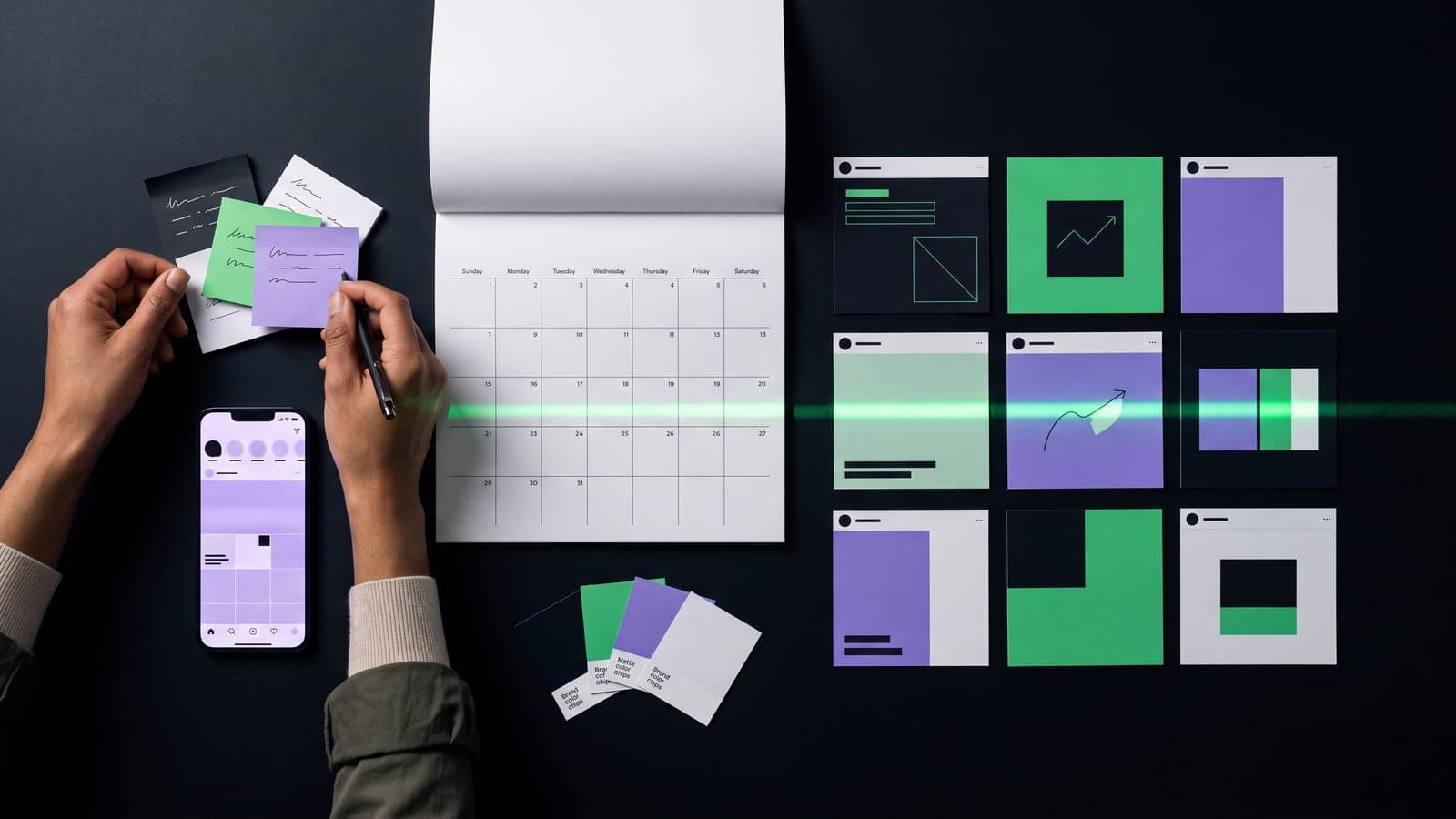 Manos escribiendo notas adhesivas junto a un calendario mensual, un grid de Instagram y nueve mockups de posts impresos, al calcular cuánto cuesta el manejo de redes sociales al mes en México