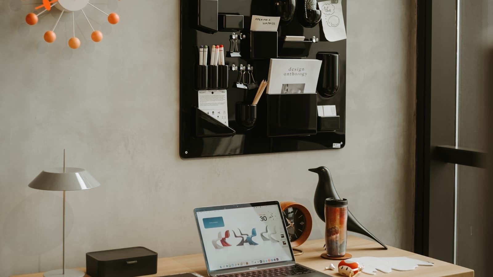 Espacio de trabajo moderno y ordenado con laptop donde se define el manual de marca de una empresa