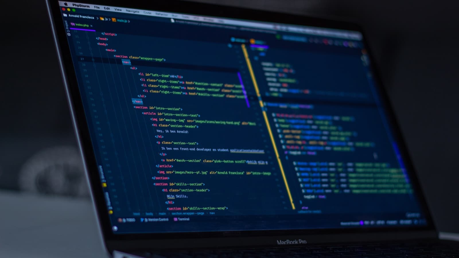 Editor de código mostrando un proyecto en pantalla con un theme de WordPress al lado