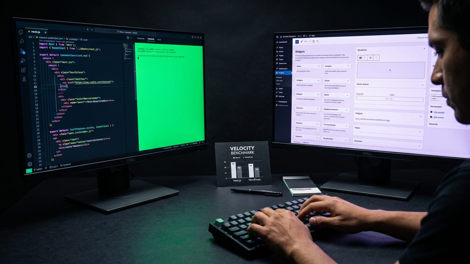 Dos monitores comparando código Next.js en un editor y el panel de administración de WordPress, con una tarjeta de benchmark de velocidad que favorece a Next.js