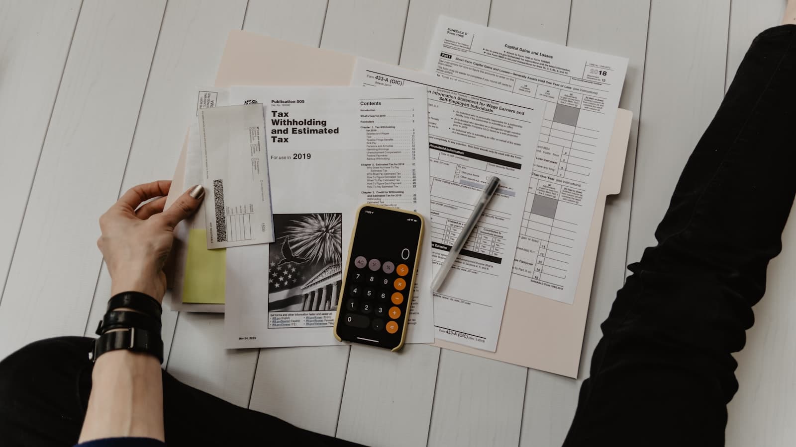 Calculadora y cuaderno con números para definir una estrategia de pricing de PyME