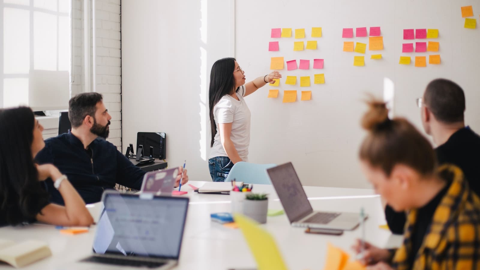 Equipo de estrategia trabajando en un nuevo branding sobre una mesa con notas y bocetos