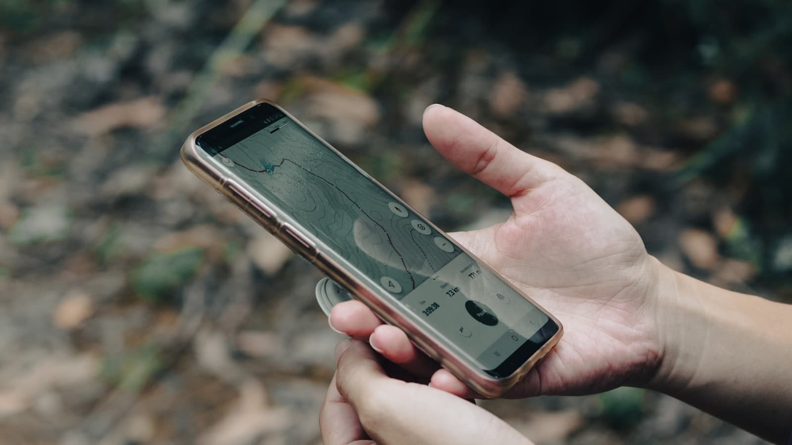 Persona usando una aplicación de mapas en su teléfono para encontrar negocios locales en una ciudad de México